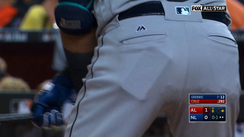 Illustration for article titled Nelson Cruz Stops All-Star Game To Take Photo With Joe West